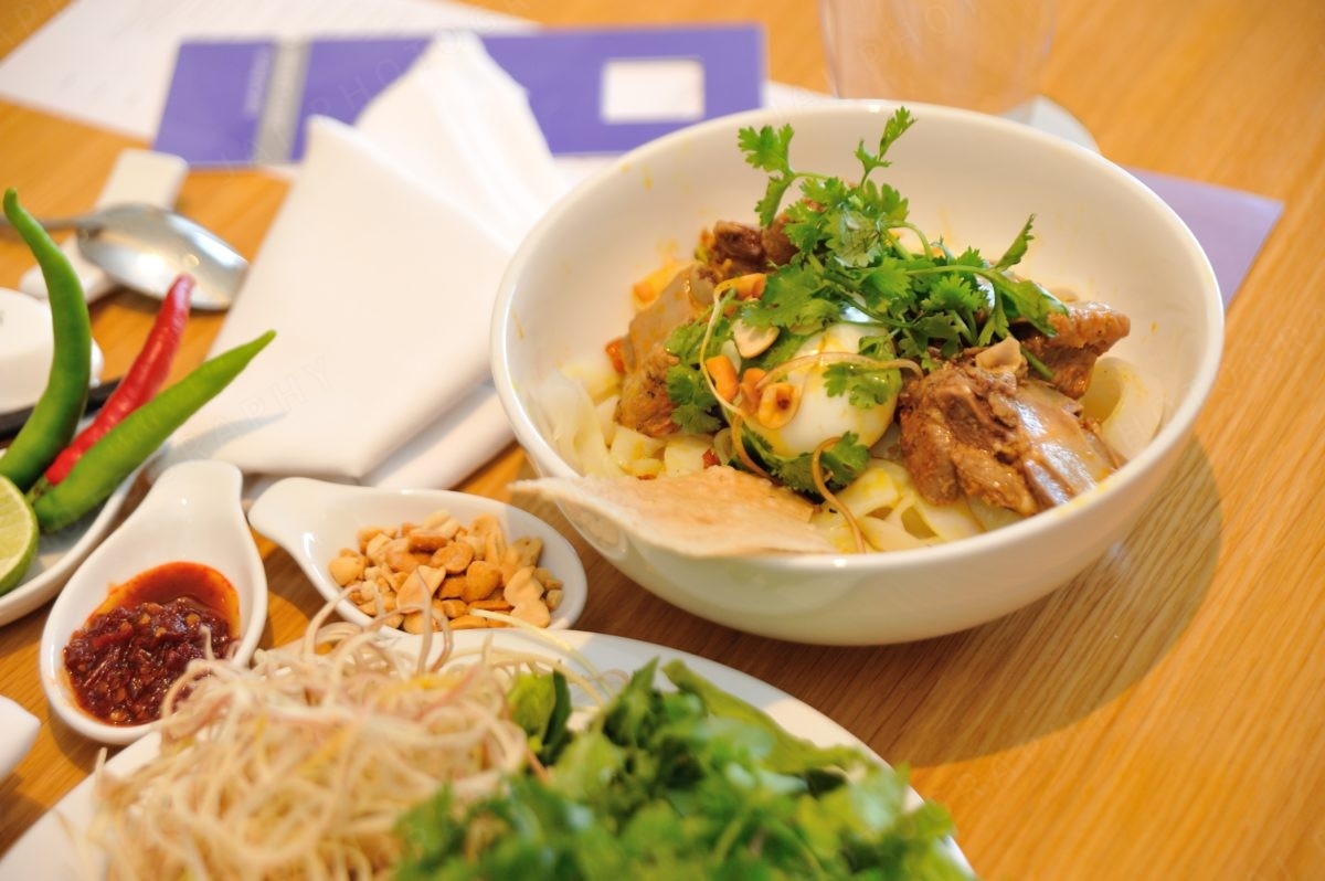 Mì Quảng Bà Vị Để một tô Mì Quảng bà Vị đúng chất và ngon, phải theo quy trình chế biến từ lá Mì cho đến khâu chế biến, cũng như các loại gia vị đi kèm, và phải dùng lúc còn nóng…