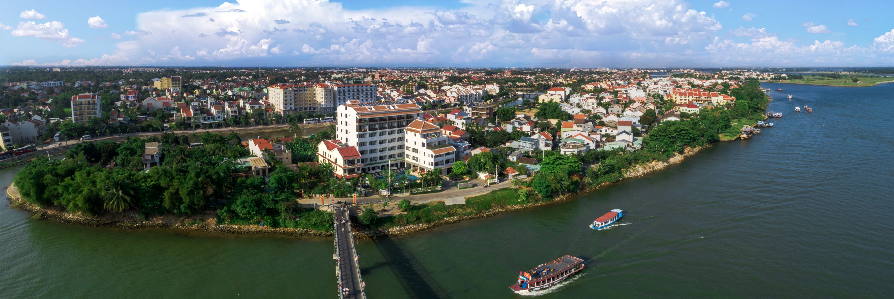 Nỗ lực và đam mê Với nỗ lực và đam mê và khả năng sáng tạo không ngừng nghỉ, chúng tôi đã được các khách hàng tin tưởng như Hội An Rivertown, Ngon Villa, nhà hàng Moscow, Paradise Cruise.